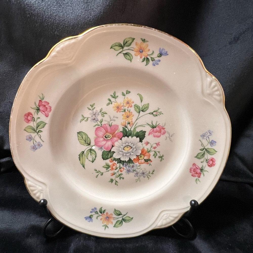 Homer Laughlin 6.25” Floral Plate Excellent condition Gold Trim, Scalloped Edge